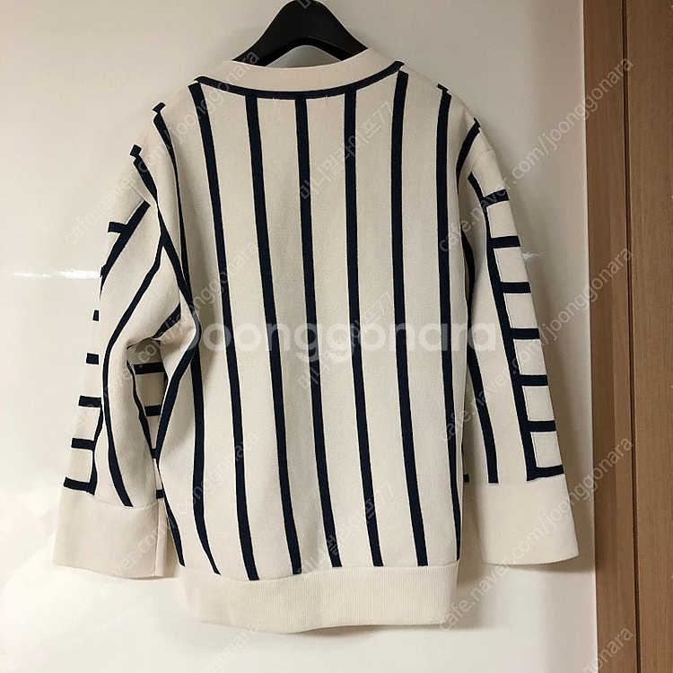 미샤 스트라이프 브이넥 니트 MICHAA 89000원--6
