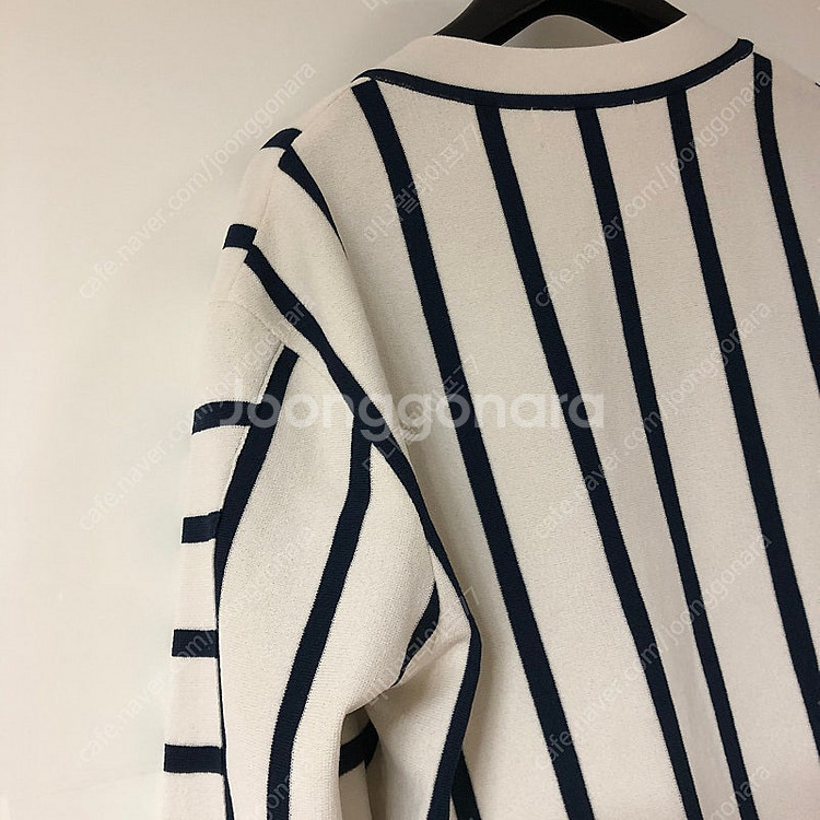 미샤 스트라이프 브이넥 니트 MICHAA 89000원--7
