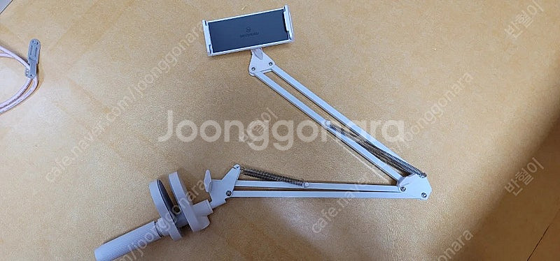 논슬립 핸드폰 태블릿 자바라 거치대 집게형 판매합니다--2
