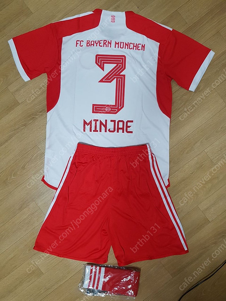 23-24시즌 FC 바이에른뮌헨 홈 어웨이 축구 유니폼 상하의양말세트 판매(양도) 이미지
