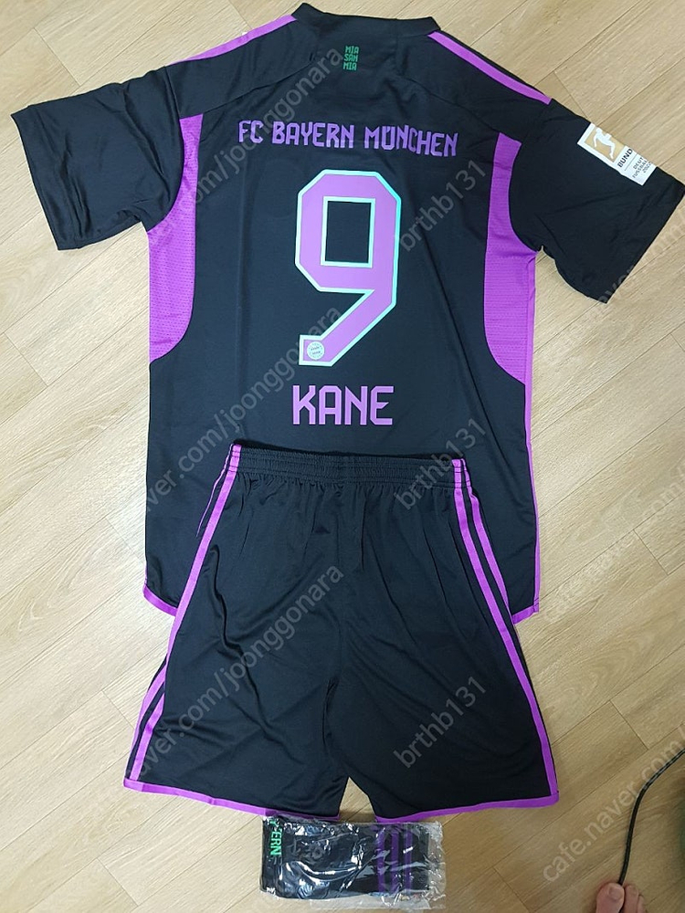 23-24시즌 FC 바이에른뮌헨 홈 어웨이 축구 유니폼 상하의양말세트 판매(양도) 이미지