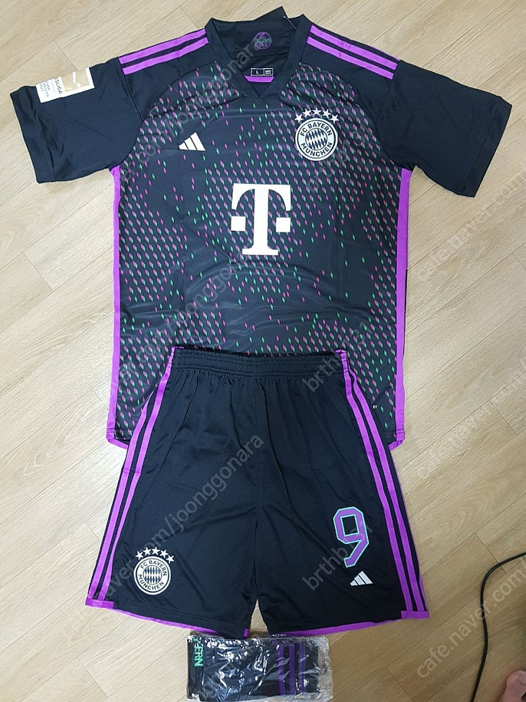23-24시즌 FC 바이에른뮌헨 홈 어웨이 축구 유니폼 상하의양말세트 판매(양도) 이미지
