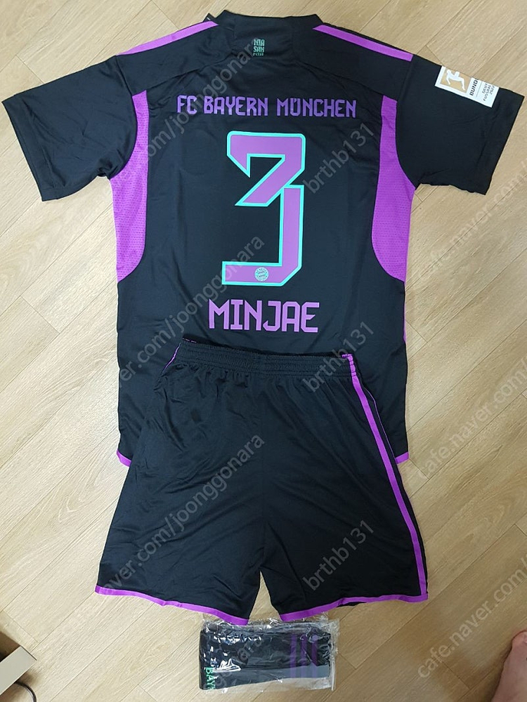 23-24시즌 FC 바이에른뮌헨 홈 어웨이 축구 유니폼 상하의양말세트 판매(양도) 이미지