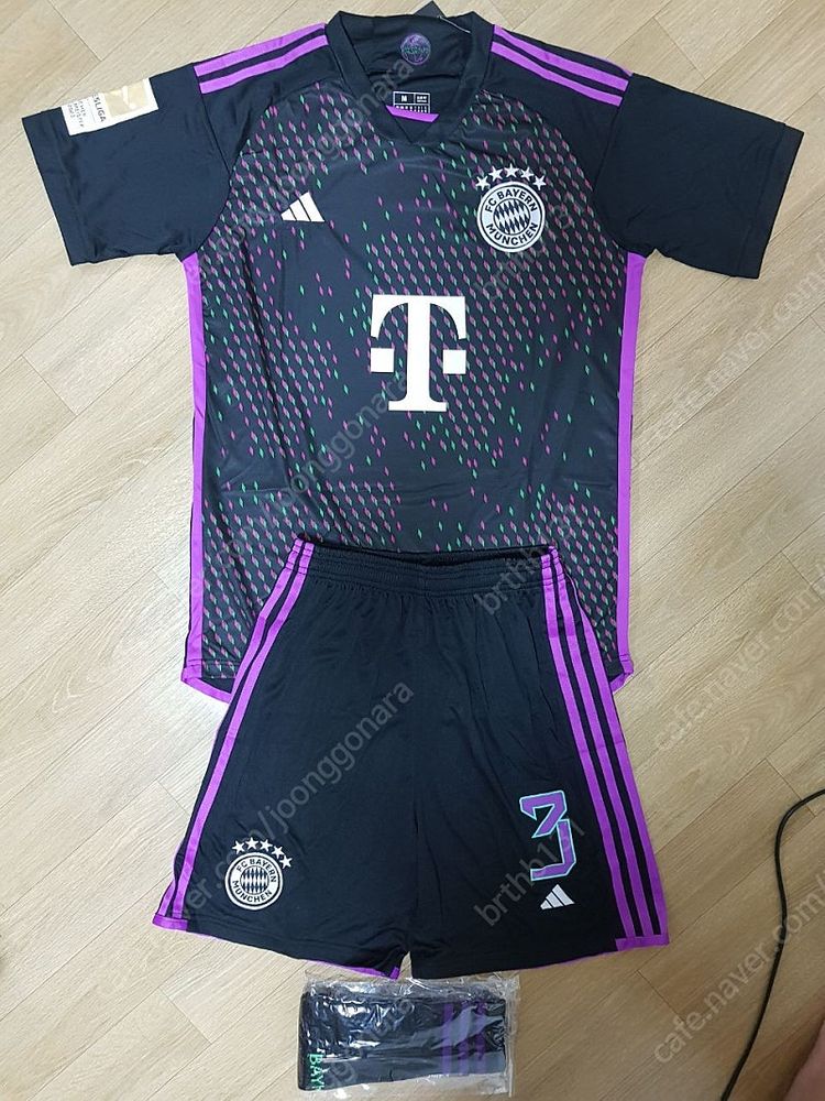 23-24시즌 FC 바이에른뮌헨 홈 어웨이 축구 유니폼 상하의양말세트 판매(양도) 이미지