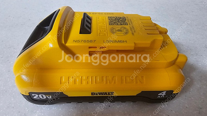 디월트 20V 배터리 DCB240--1