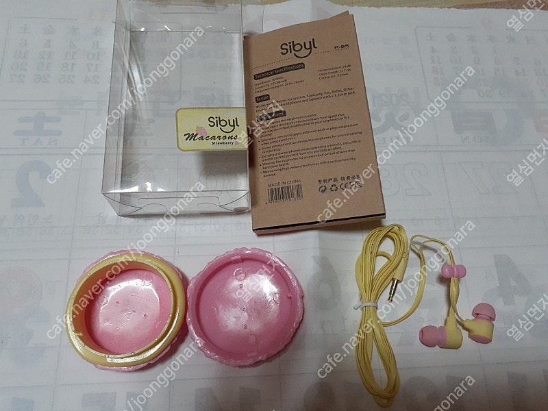 마카롱 이어폰 새거입니다 예쁜니다 귀여워요 편하게 보세요 6000원 직거래 가능해요 이미지