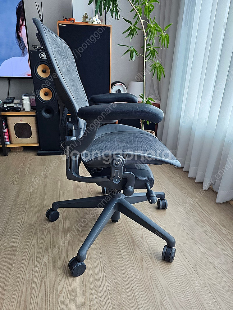허먼밀러 뉴에어론 그라파이트 의자 팝니다.--1