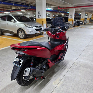 PCX ABS 23년말제조 24년초 등록 2700주행 신차급 혼다정품 160보업 차 팝니다.