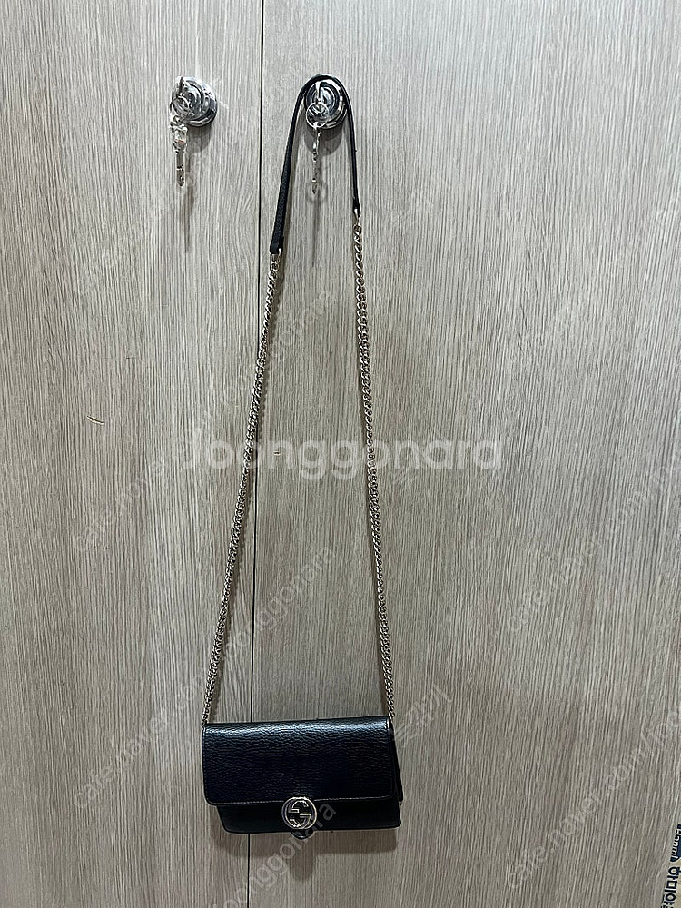 구찌 GG인터로킹 월렛체인 가방 팝니다.--1