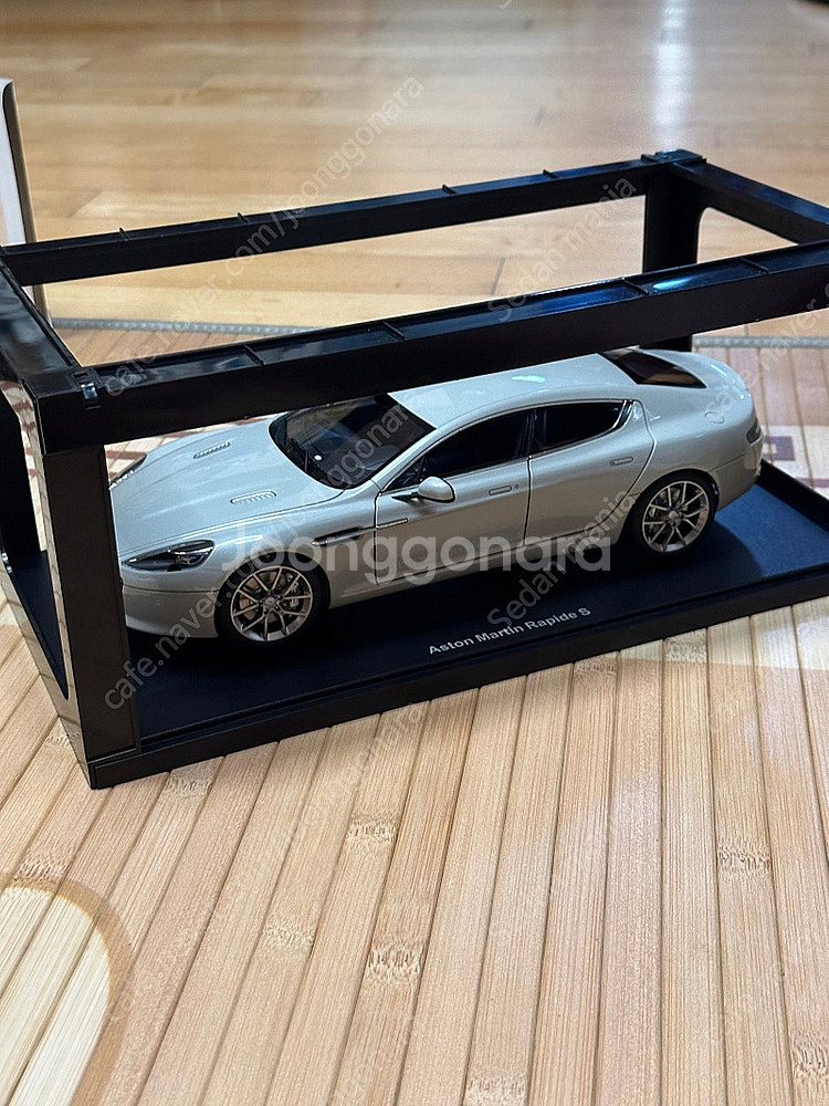 (급처)1:18 오토아트 애스턴마틴 라피드S 화이트그레...--9