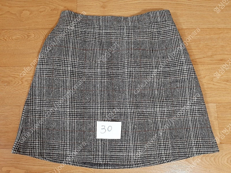 치마 예쁜니다 허리고무줄 있습니다 편하게 보세요 5000원 직거래 가능해요 이미지
