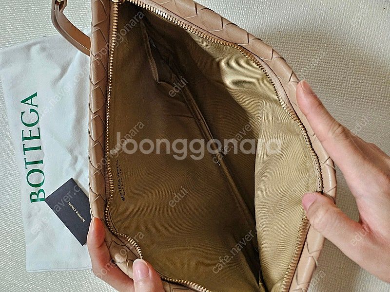 정품)보테가베네타 클러치 아몬드 라지 사이즈--1