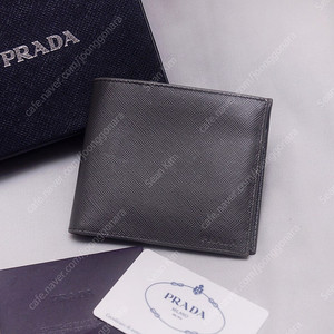 프라다 (PRADA) 그레이 사피아노 음각 로고 코인포켓 반지갑