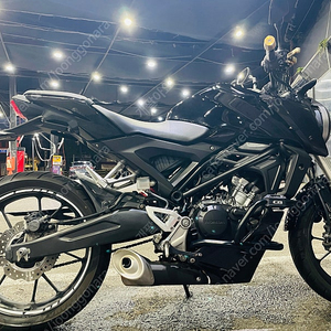 CB125R 18년식 팝니다. 개인매물, 엔진가드, 초고속충전 시거잭 등 대리기재