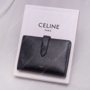 셀린느 (CELINE) 미디움 스트랩 지갑 블랙 그레인 카프스킨