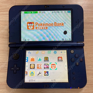 닌텐도 new 3ds xl 블루 / 화면에 멍있음 / 충전기 포함 / 포켓몬 뱅크 있음