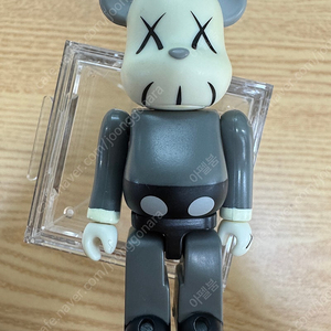 베어브릭 4탄 아티스트 카우스(kaws) 판매합니다