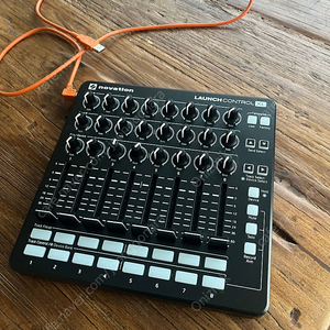 노베이션 런치컨트롤 XL (Novation Lunch Control XL) A급 판매합니다.