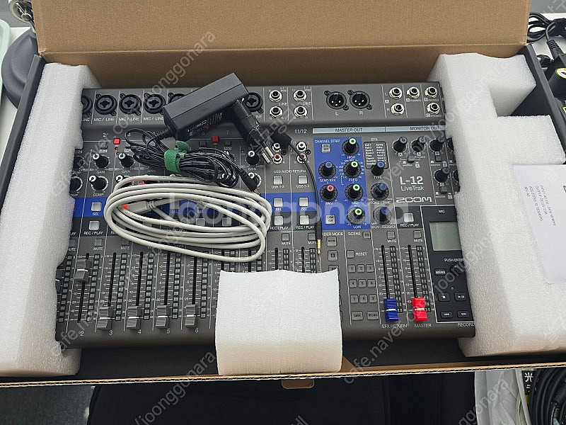 Zoom LiveTrak L-12 라이브트랙--0