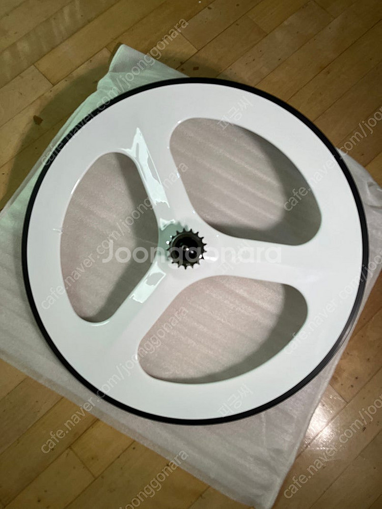 카본 삼발이 리어 화이트 새상품 팝니다!--0