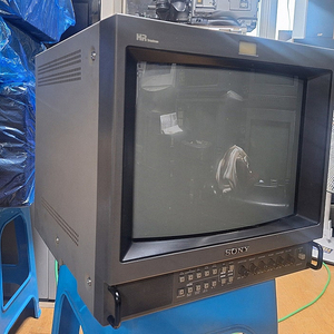 SONY (방모) 소니 방송용 모니터 PVM-1354Q 팝니다. 브라운관 좋습니만 화면 떨림 교정요함 간단한 수리 가격 - 20만원. 착불