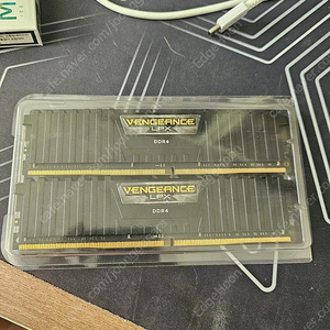 커세어 벤전스 ddr4 32g cl18 판매합니다. 3600 16x2