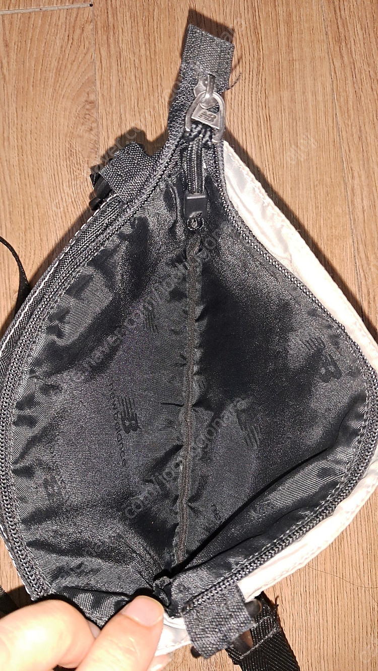 뉴발란스 힙색 크로스백 1만원--2