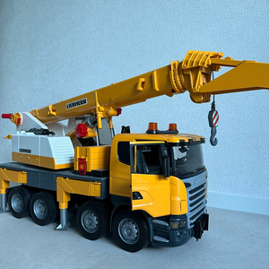 브루더 스카니아 LIEBHERR 크레인 장난감 판매합니다.