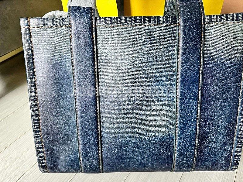 마크제이콥스 가방 (데님 프린트 레더 미디움 토트 DE...--1