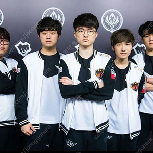 SKT T1 스폰서 패치 부착 유니폼 삽니다