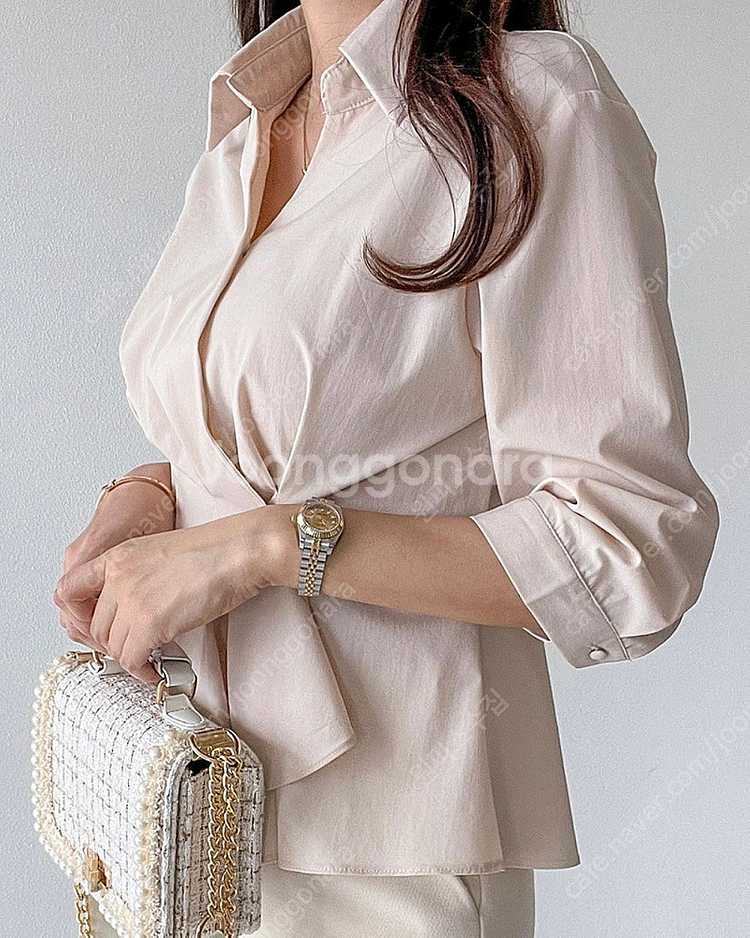 [미착용/새상품] 카라 사선버튼 랩 핀턱 페플럼 블라우...--4