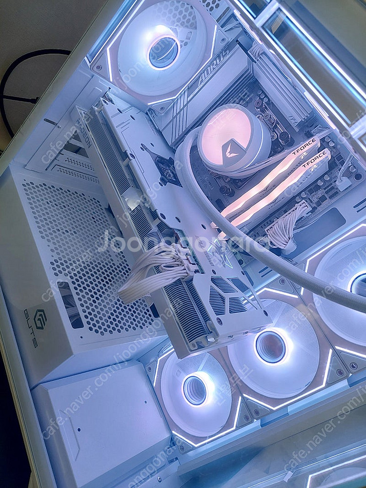 게이밍컴 팝니다. 화이트감성 7800x3d + 헬하운드...--1