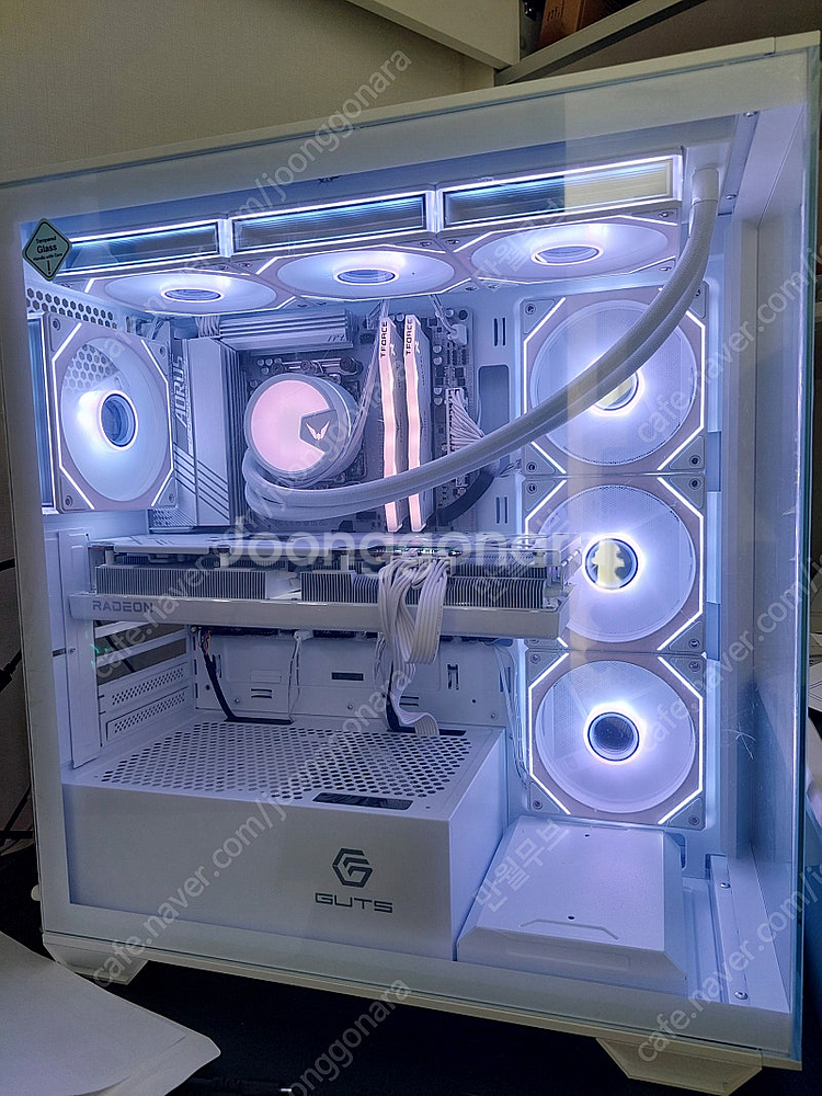 게이밍컴 팝니다. 화이트감성 7800x3d + 헬하운드...--3