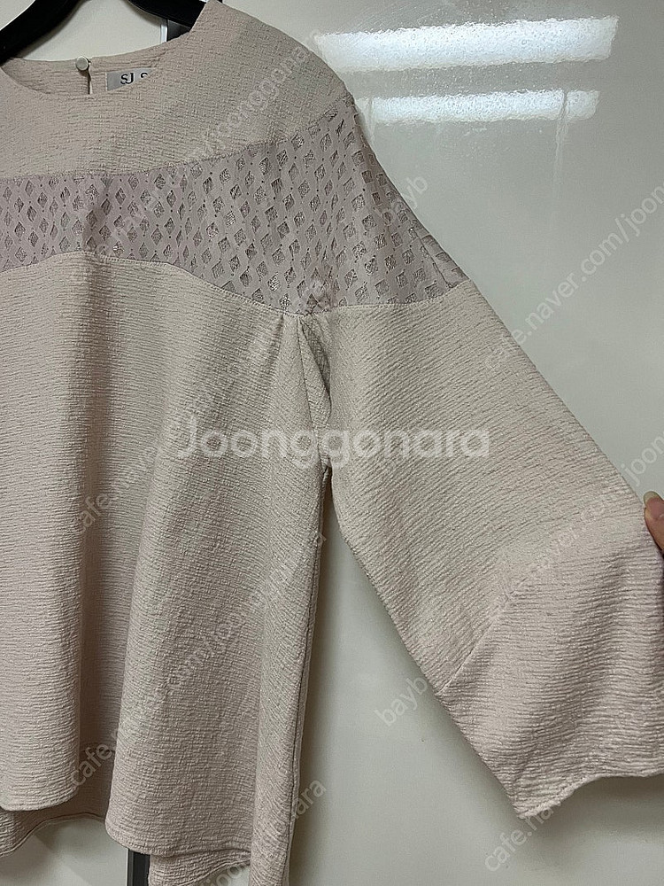 한섬 sjsj 레이스 펀칭 배색 블라우스--3