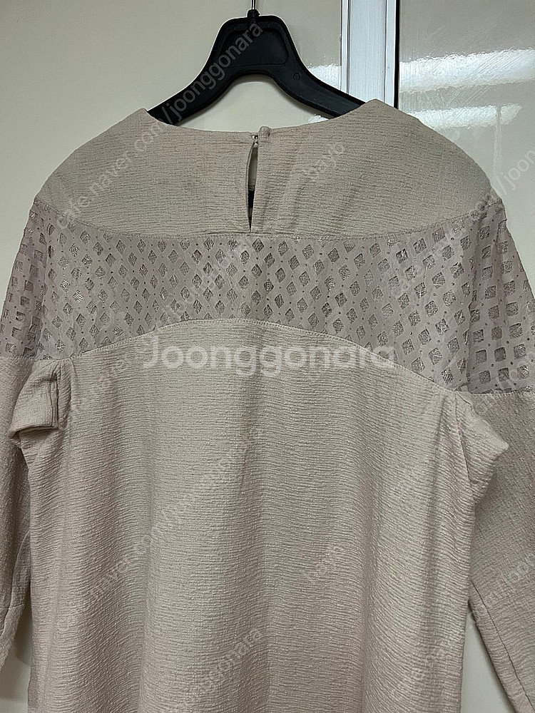 한섬 sjsj 레이스 펀칭 배색 블라우스--9