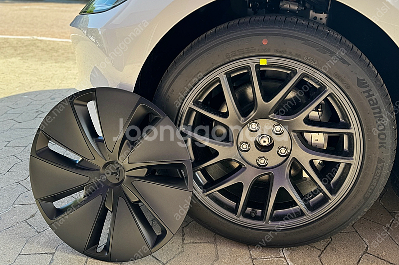 테슬라 모델3 하이랜드 2024 18인치 휠 커버 정품 팝니다.--0
