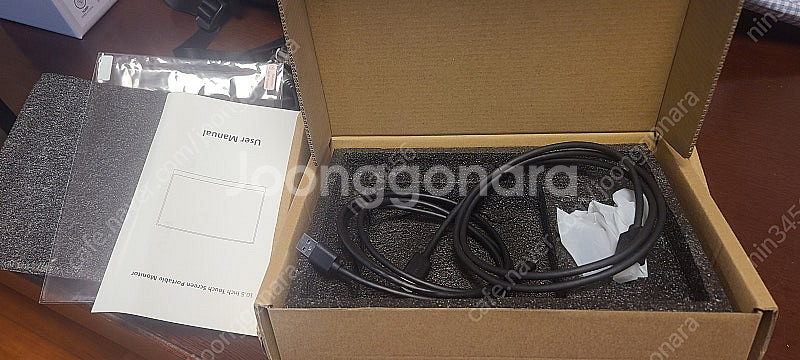 제우스랩 z10t 포터블 모니터 입니다.--1
