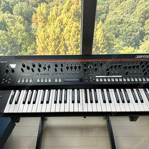 Roland Jupiter X + Roland Z stand (KS-11Z)