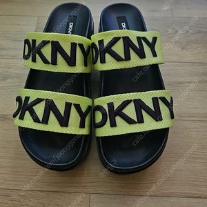 DKNY 더블스트랩 슬라이드 샌들