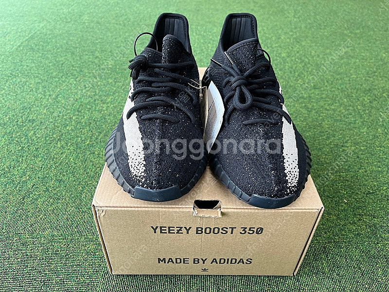 아디다스 이지부스트 350 v2 코어 블랙 화이트 (b...--0