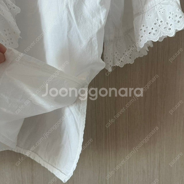 양브이넥 펀칭블라우스 화이트--3