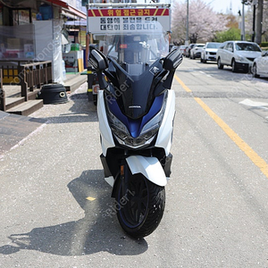 혼다 포르자300 2018년식 43000km 흰색 230만원에 판매합니다.