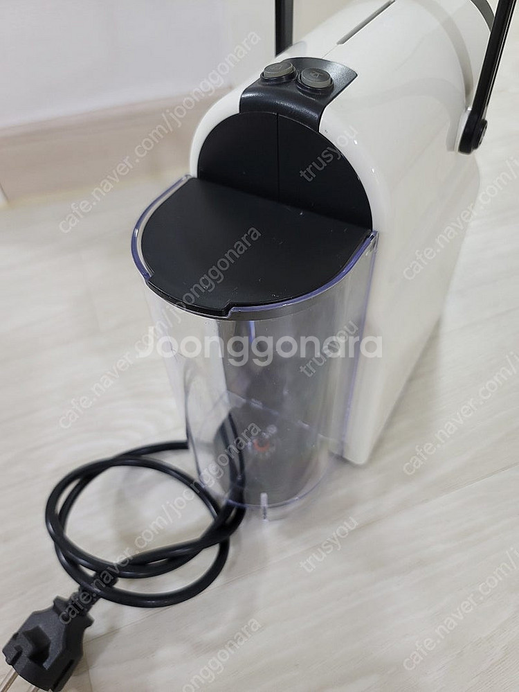 네스프레소 c40 팝니다.--3