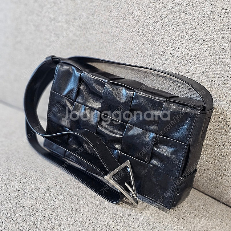 보테가베네타 카세트백 블랙 카프스킨 (삼각버클) 팝니다--0
