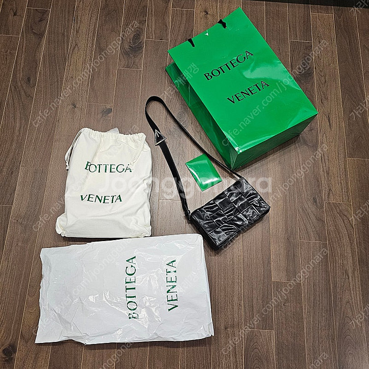 보테가베네타 카세트백 블랙 카프스킨 (삼각버클) 팝니다--1