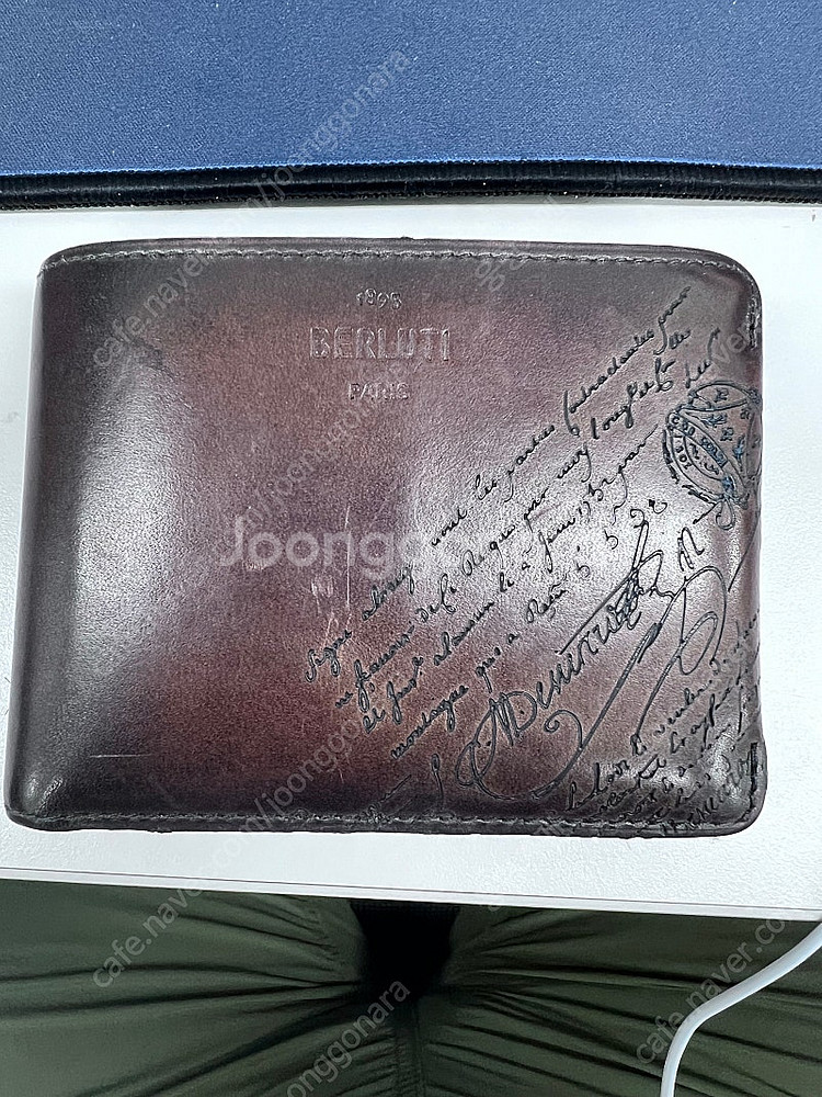 벨루티 에센셜 반지갑 판매합니다--0