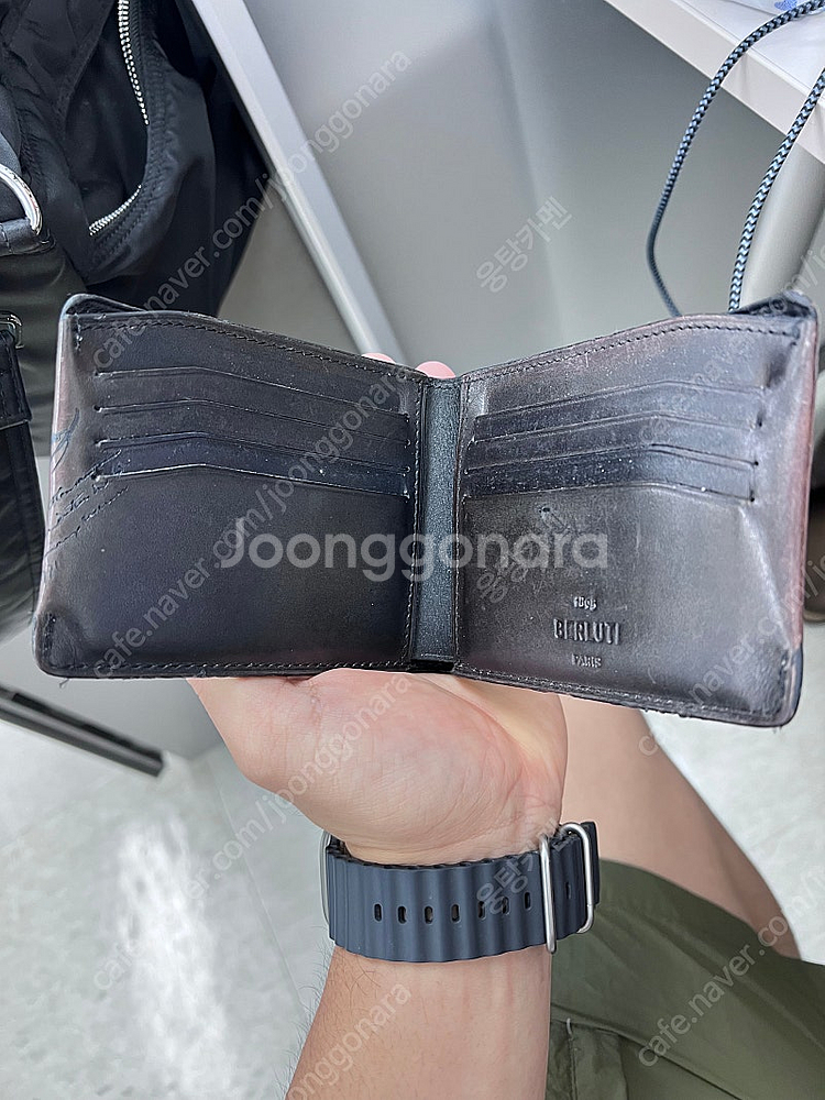 벨루티 에센셜 반지갑 판매합니다--4