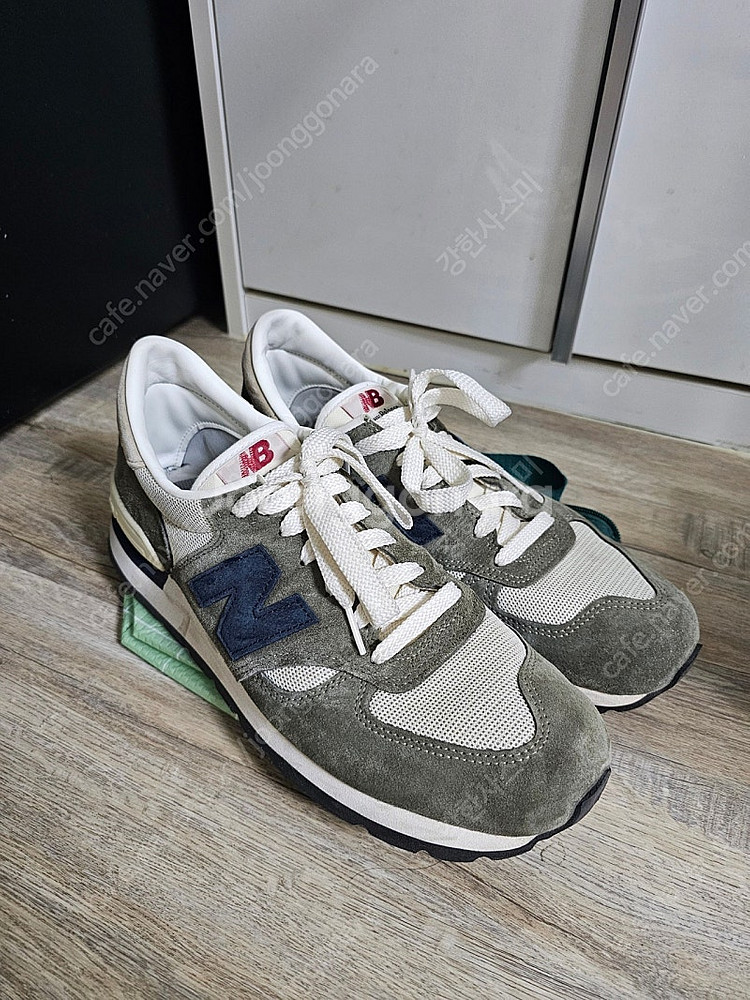 뉴발란스 990v1 올리브 285사이즈 판매합니다.--0