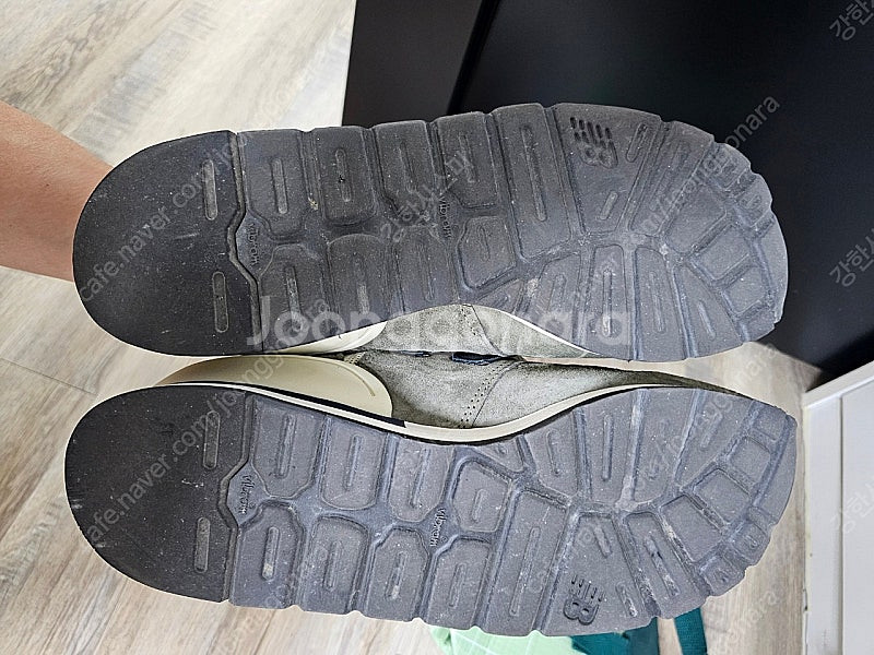 뉴발란스 990v1 올리브 285사이즈 판매합니다.--3