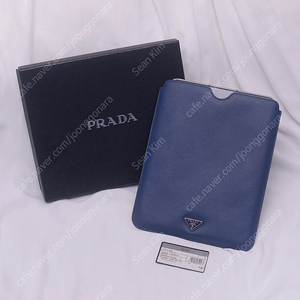 프라다 (PRADA) 삼각로고 사피아노 가죽 아이패드 슬리브.파우치